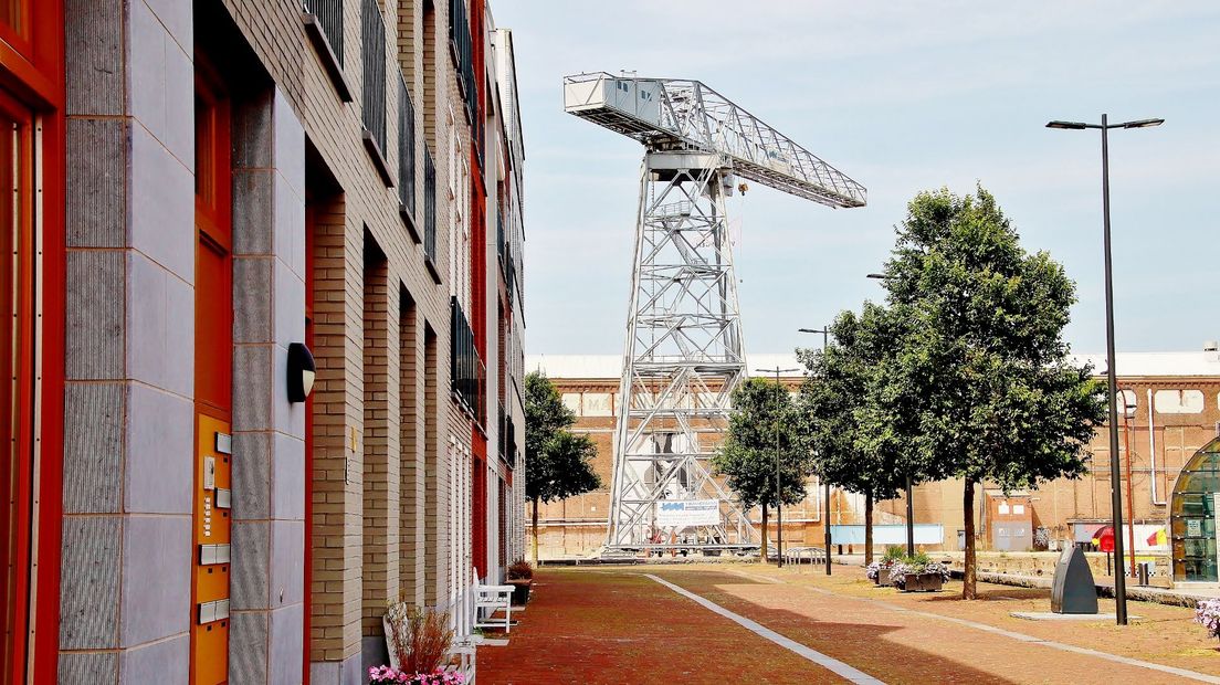 Nieuwbouw in Vlissingen, samen met de oude Scheldekraan