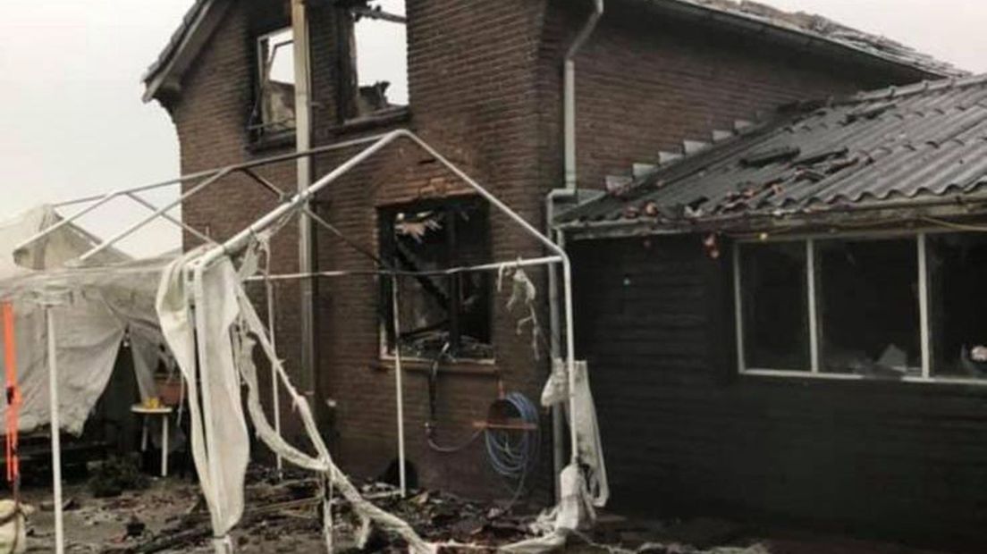 De woning aan de Ammerzodenseweg in Hedel, na de brand vorig jaar.