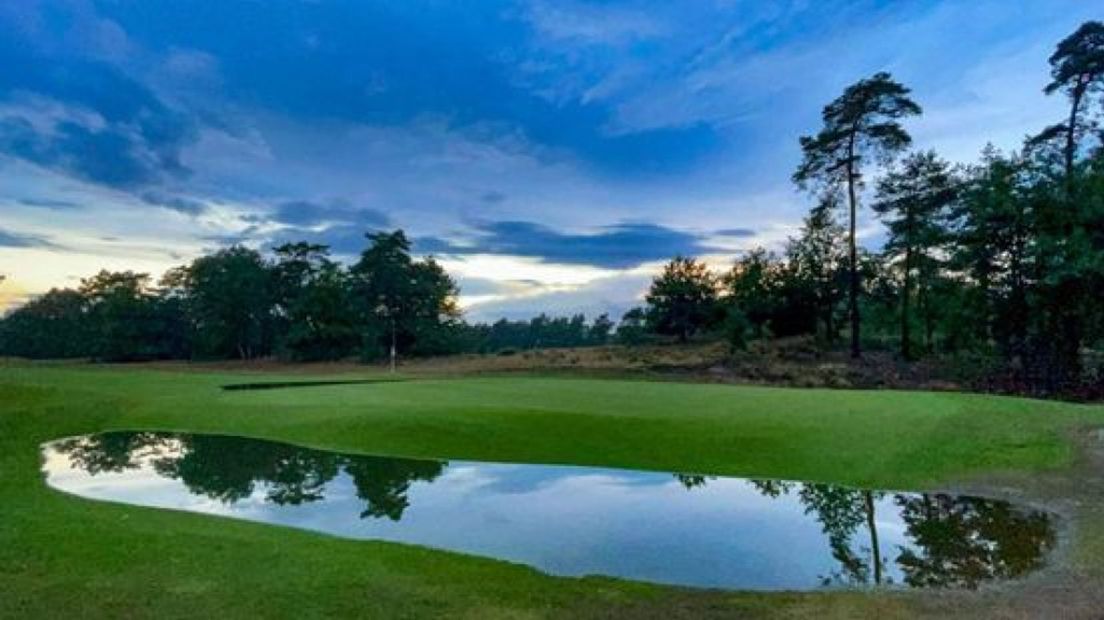 De golfbaan van de Rosendaelsche Golfclub in Arnhem werd afgelopen weekeind met een flinke bui weer eens goed van water voorzien.