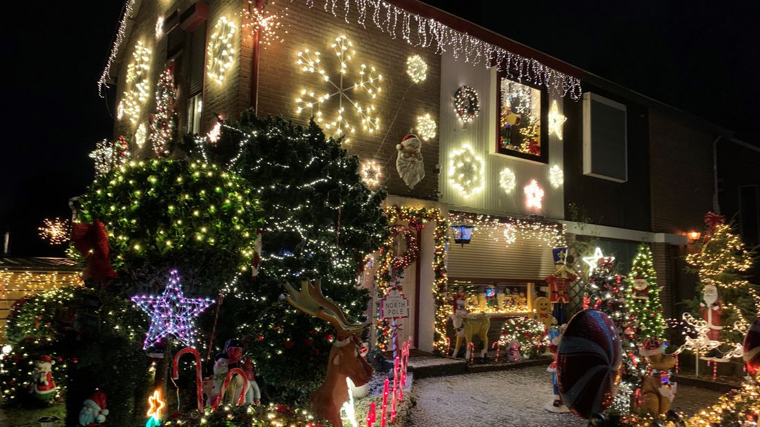 In het kersthuis hangen zo'n 15- tot 20-duizend lampjes.