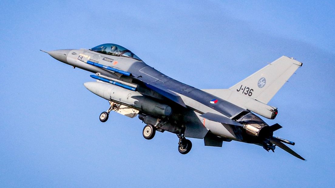 Een F16 tijdens een vliegtraining