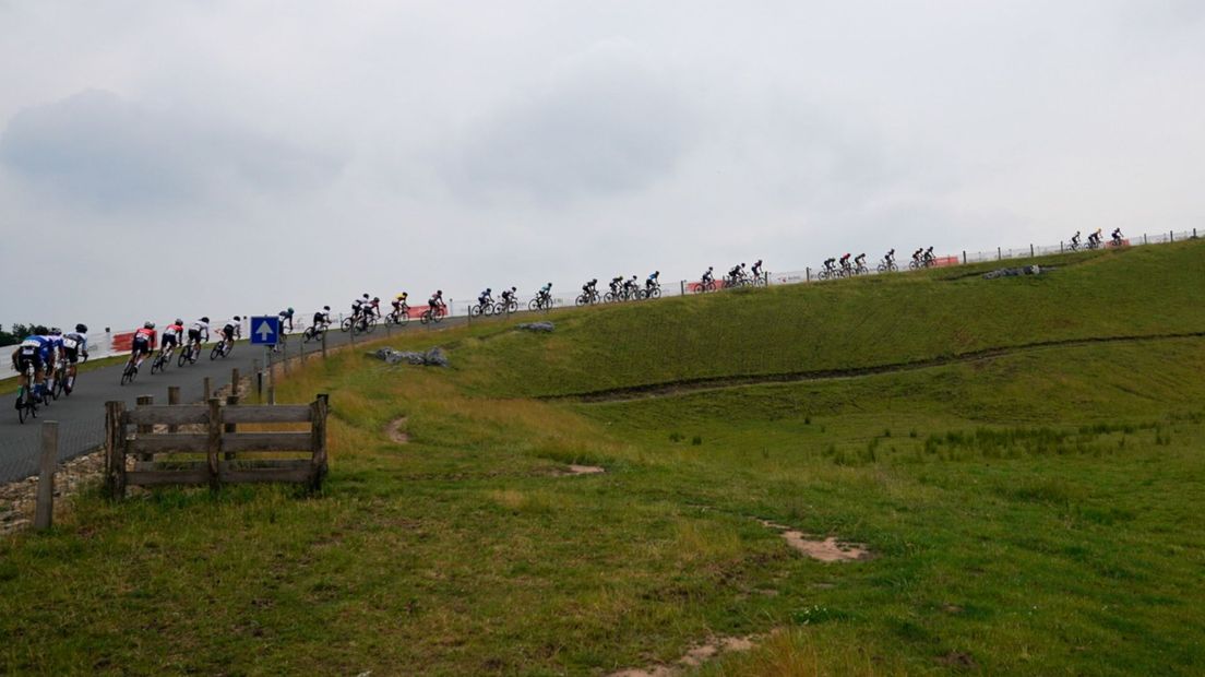 Het peloton beklimt de Col du VAM