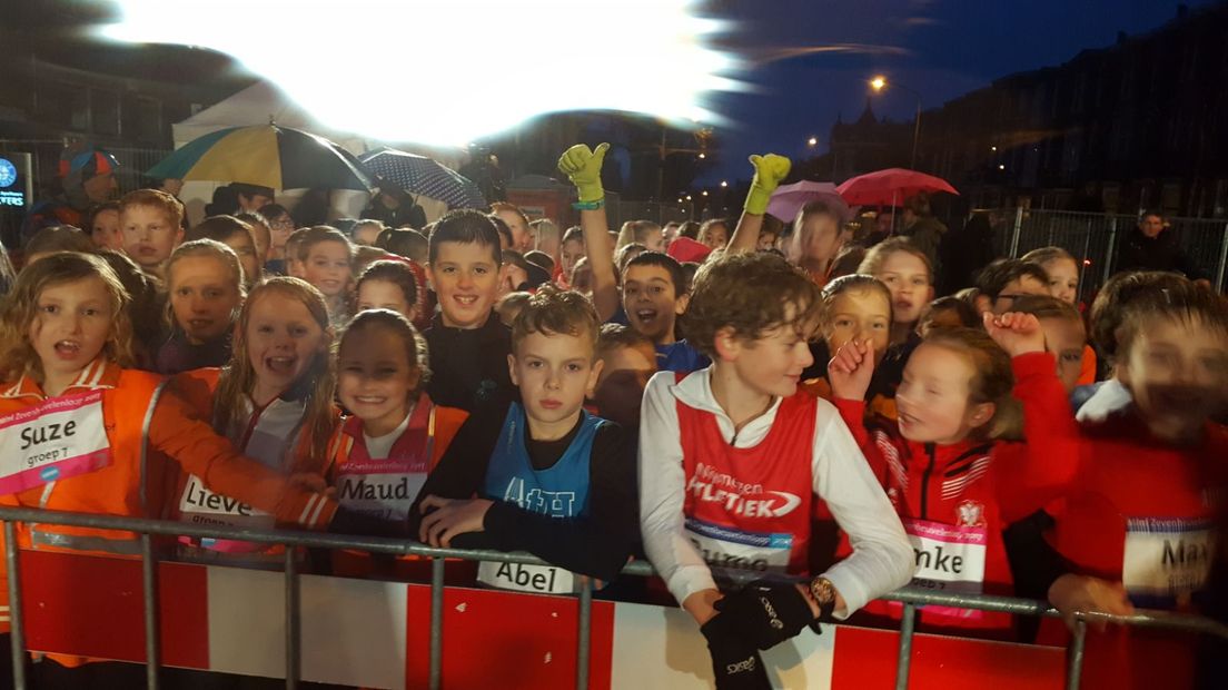 Basisschoolleerlingen in Nijmegen worden klaargestoomd voor de mini Zevenheuvelenloop van 19 november. Op zes scholen krijgen ze speciale gymlessen van Team Zevenheuvelen, een groep talentvolle hardlopers uit de regio Nijmegen.