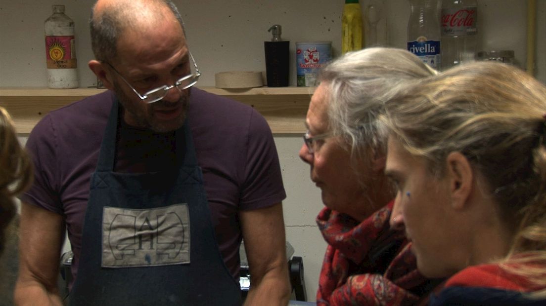 Kunstenaar Aad legt uit hoe lithografie werkt