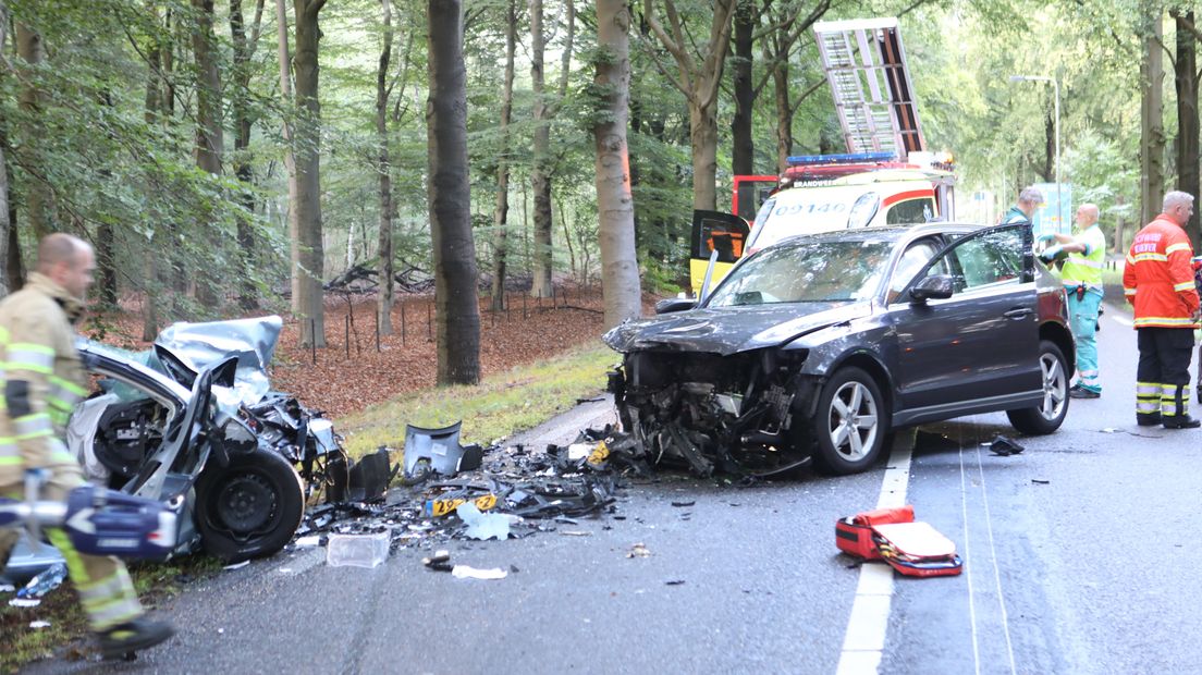 Hulpverleners aan het werk na de zware crash.