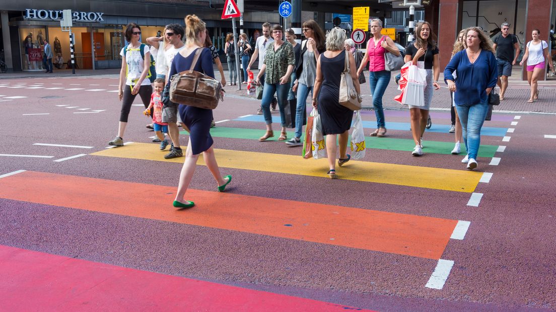 Het regenboog zebrapad op de Lange Viestraat in Utrecht