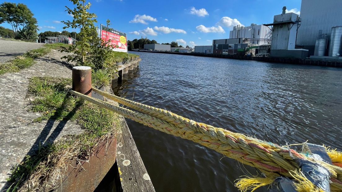 De locatie waar de tweede vluchtelingenboot aangemeerd wordt