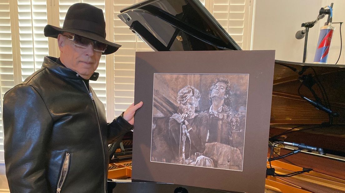David Bowie's pianist Mike Garson op de foto met het schilderij van Arjan van Gent