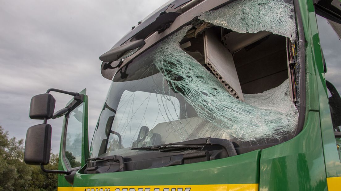 De vrachtwagen liep flinke schade op door het ongeval.
