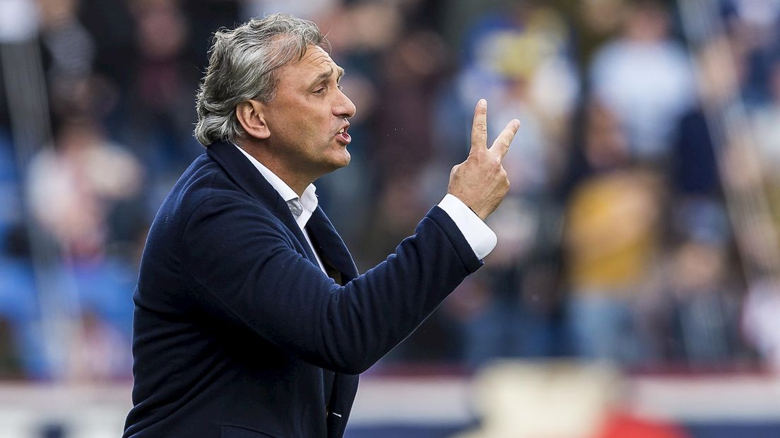 Trainer Maaskant tijdens het duel in Tilburg