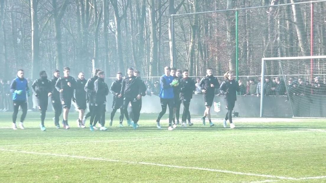Spelers NEC op training voor derby.