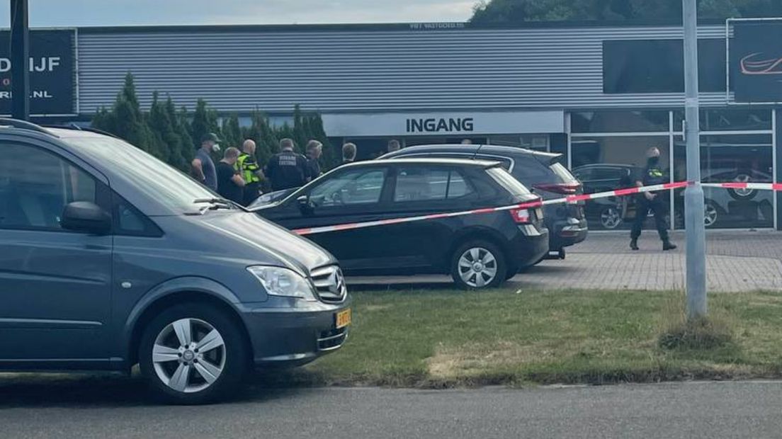 Inval bij een autobedrijf aan de Papierbaan in Winschoten