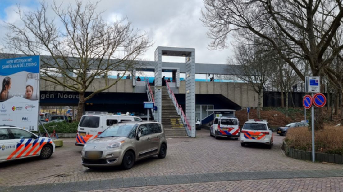 Meerdere politieauto's bij station Groningen Noord ten tijde van de steekpartij