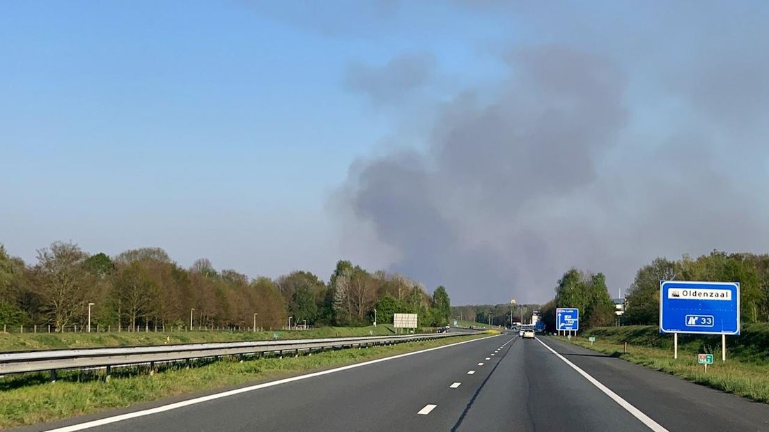 Donkere wolken door veenbrand over de grens bij Losser