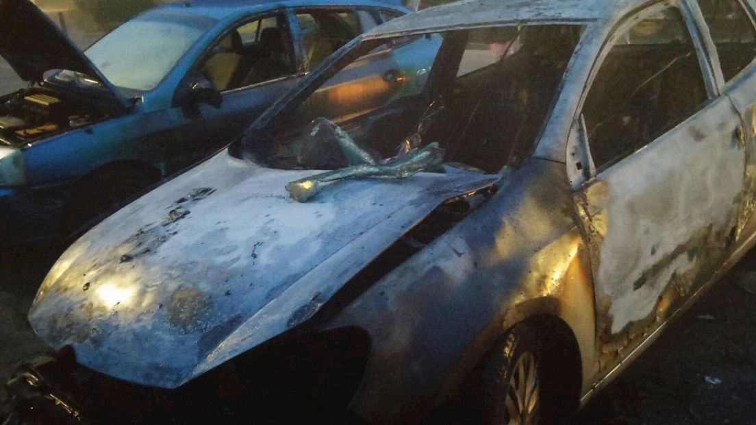 Twee auto's uitgebrand in Enschede