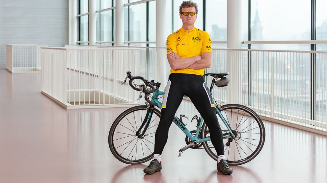 BRUSSEL - Als het wielerpeloton zaterdag aan de Tour de France begint, heeft Bart Kiemeney de eerste etappe er al op zitten. De onderzoeker en voorzitter van het oncologiefonds van het Radboudumc in Nijmegen fietst dit jaar de Tour de France. Ruim 3500 kilometer, 21 etappes en bergen waar je u tegen zegt. Net zoals de profs, maar alles één dagje eerder.