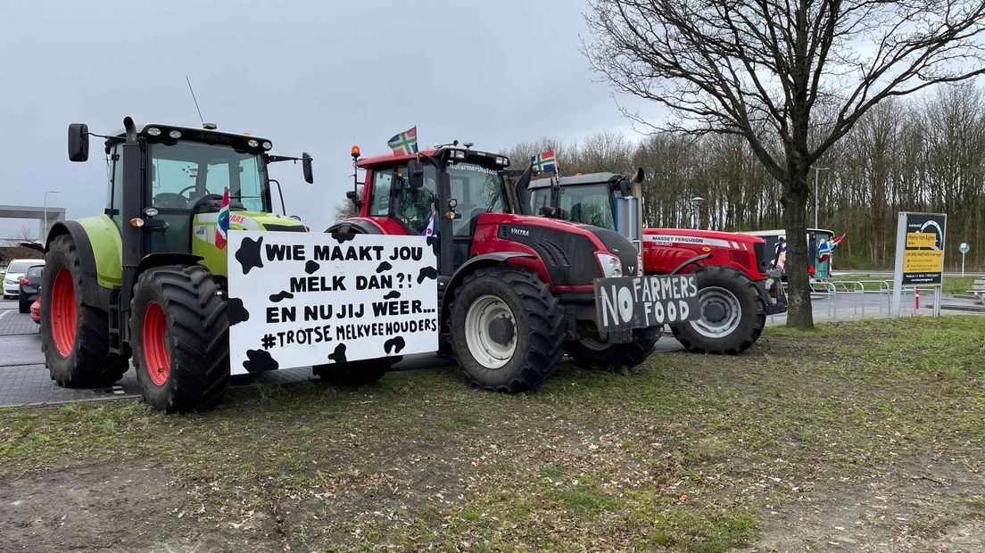 Boeren protesteren bij het Jumbo distributiecentrum in Beilen