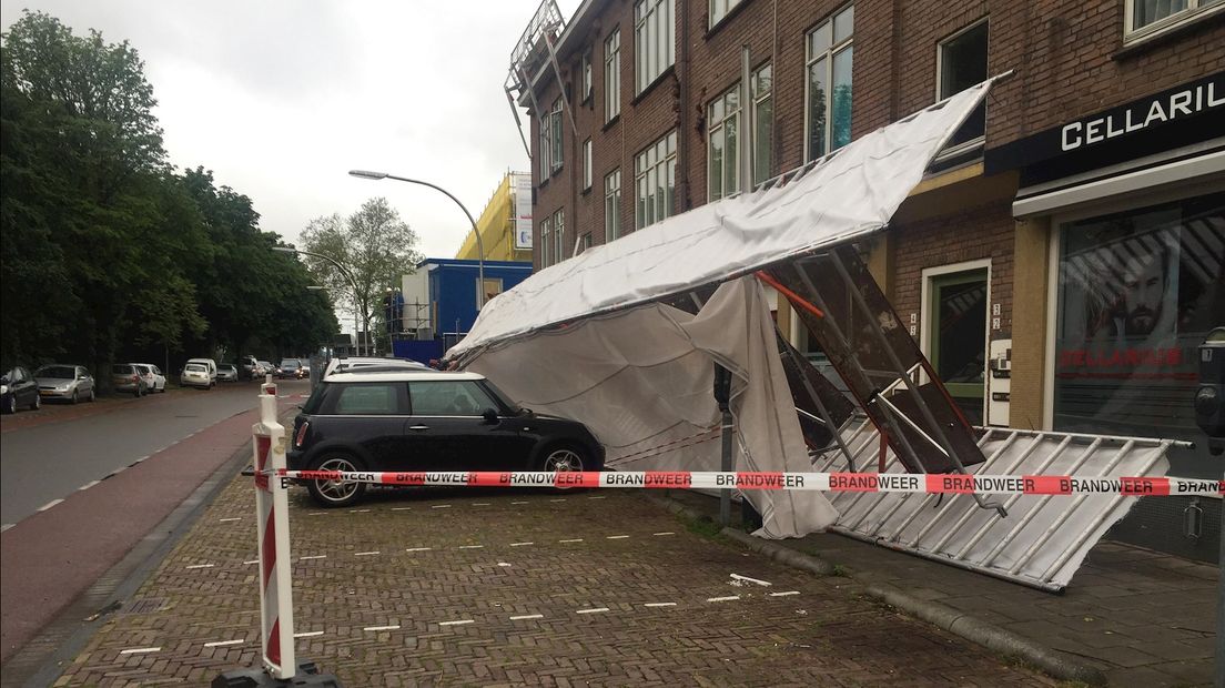 Opnieuw onstuimig weer: steiger valt op auto in Deventer
