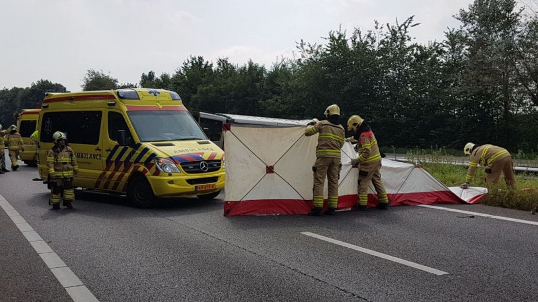 Een inzittende van een busje is zaterdag om het leven gekomen bij een ongeluk op de A30. Een andere betrokkene raakte zwaargewond. De snelweg zat tussen Scherpenzeel en industrieterrein Harselaar in de gemeente Barneveld urenlang dicht.