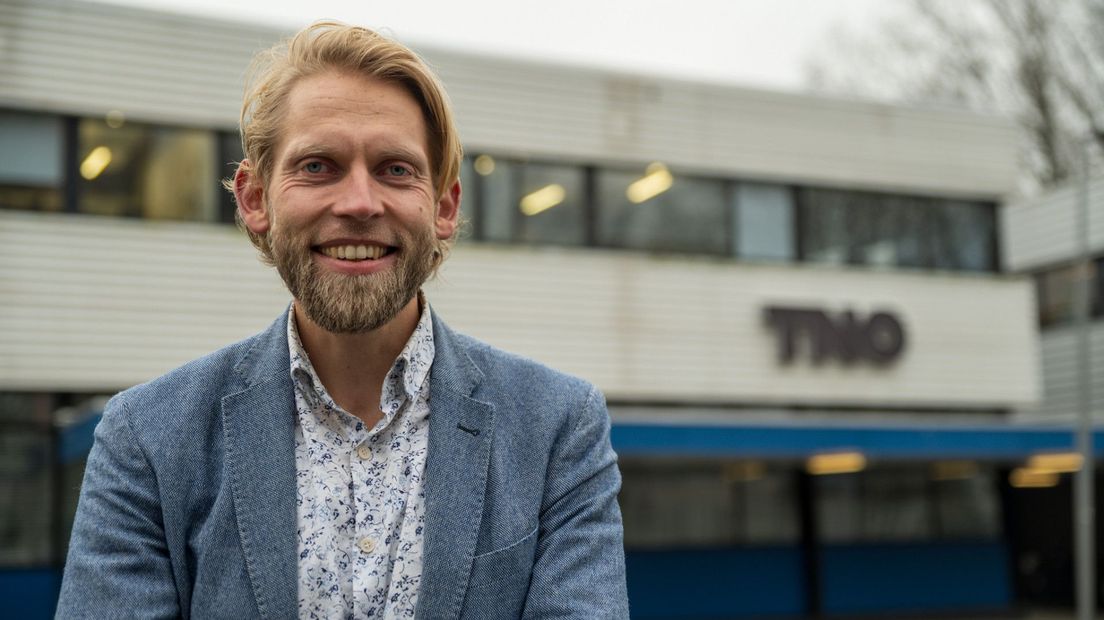 Lennart van der Burg voor het pand van TNO in Delft