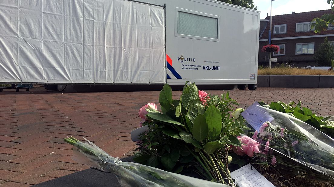 Bloemen voor Laura Korsman in de Bosboomstraat