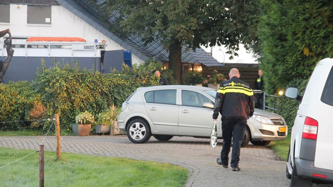 Foto van een inval bij een woning in Meppel in september vorig jaar (Rechten: Persbureau Wever)