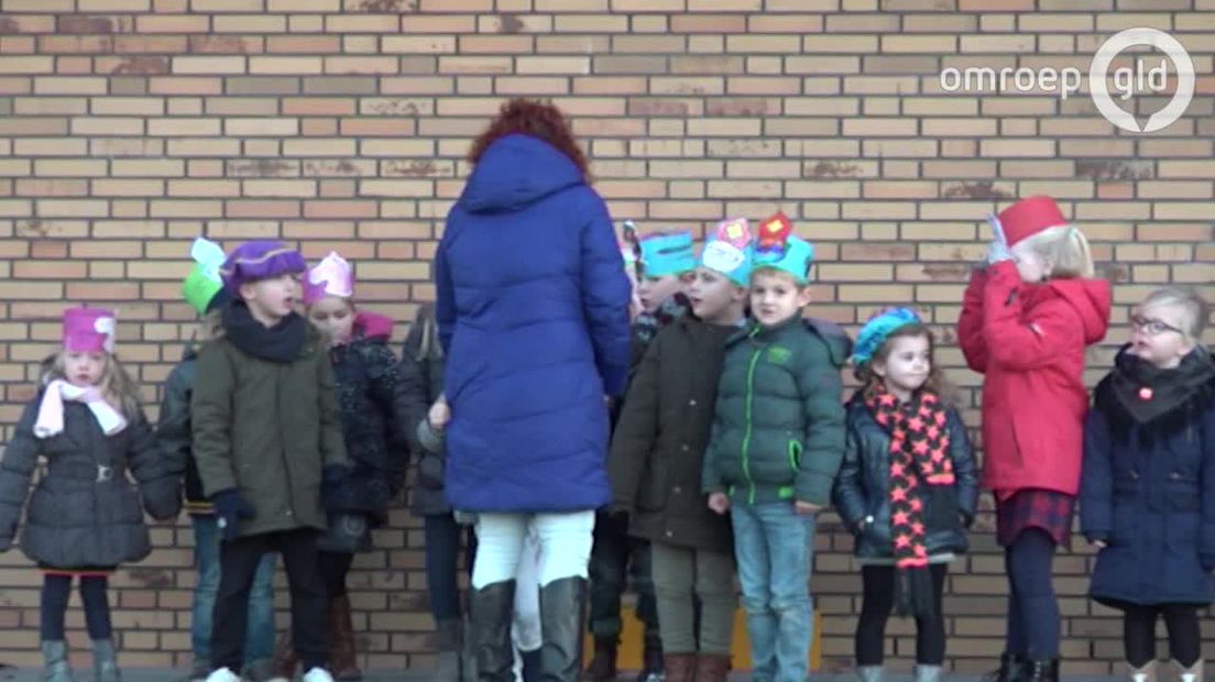 Een drukke dag voor Sinterklaas en zijn hulpjes in Gelderland; hij brengt veel basisscholen een bezoekje. Zo ook in Didam, waar Sam van der Kuij hoopt op een computer van de oude goedheiligman.