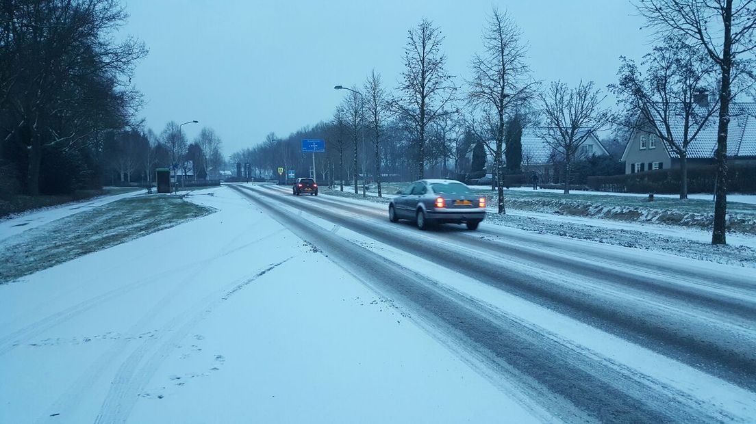 Het ijzelt deze morgen in Gelderland, en dat maakt de wegen spekglad. Er zijn al tientallen ongelukken gebeurd in de provincie. Vanwege de gladheid wordt dan ook gewaarschuwd niet de weg op te gaan wanneer dat niet hoeft.