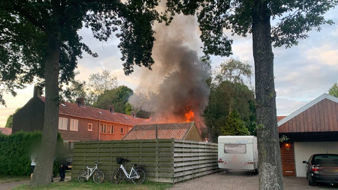 Door de brand komt veel rook vrij