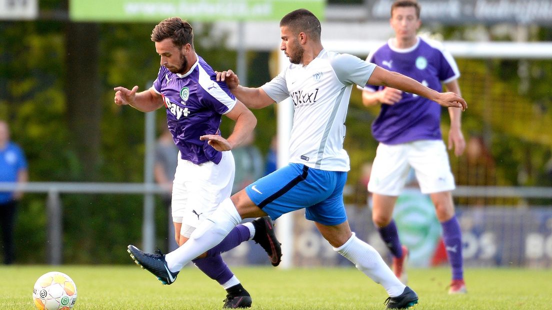 Matchwinnaar Michael Breij gaat een verdediger van SV Meppen voorbij in de voorbereiding