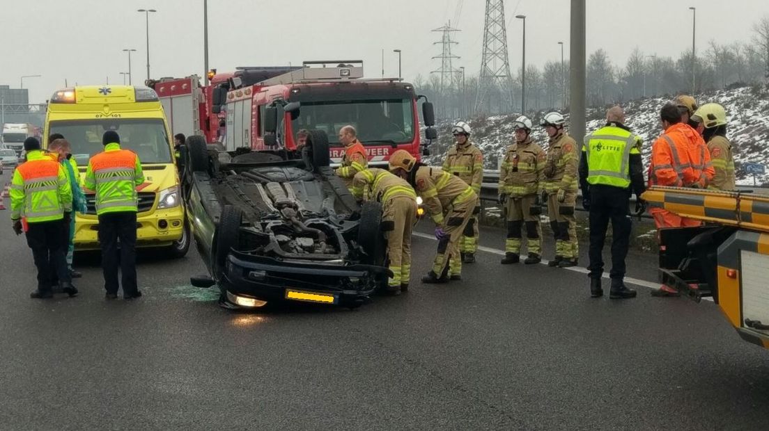 Op de A50 bij Arnhem-Noord is maandagochtend een auto over de kop geslagen en vervolgens 150 meter doorgegleden. 'Angstige momenten moeten dit zijn geweest', reageerde een weginspecteur van Rijkswaterstaat vanaf de plek van het ongeval.