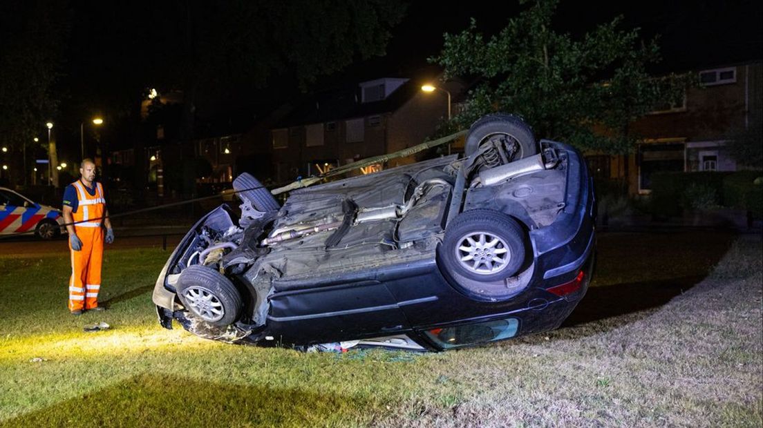 Een bergingsbedrijf nam de zwarte Volkswagen Golf mee.