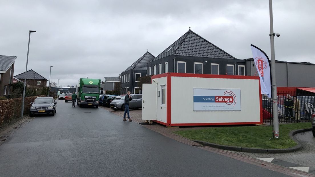 De container van Stichting Salvage bij het bedrijventerrein in Marum