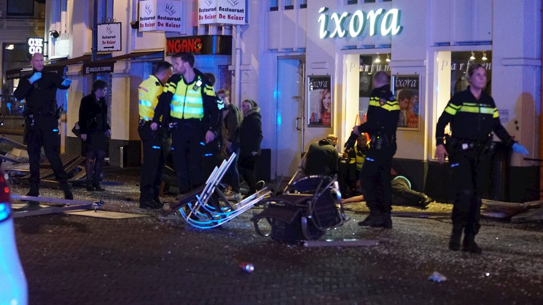 Automobilist rijdt in op uitgaanspubliek in centrum van Deventer