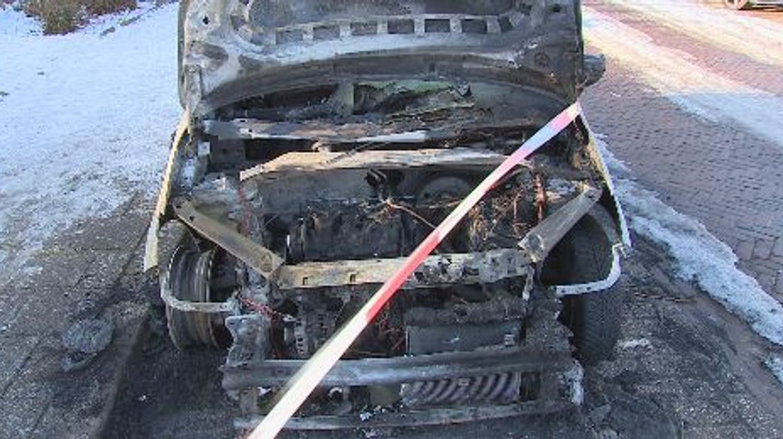 Twee auto's in de wijk Presikhaaf in Arnhem zijn in de nacht van vrijdag op zaterdag verwoest door brand. De brand woedde in de Lacombléstraat en werd om 3.30 uur ontdekt.