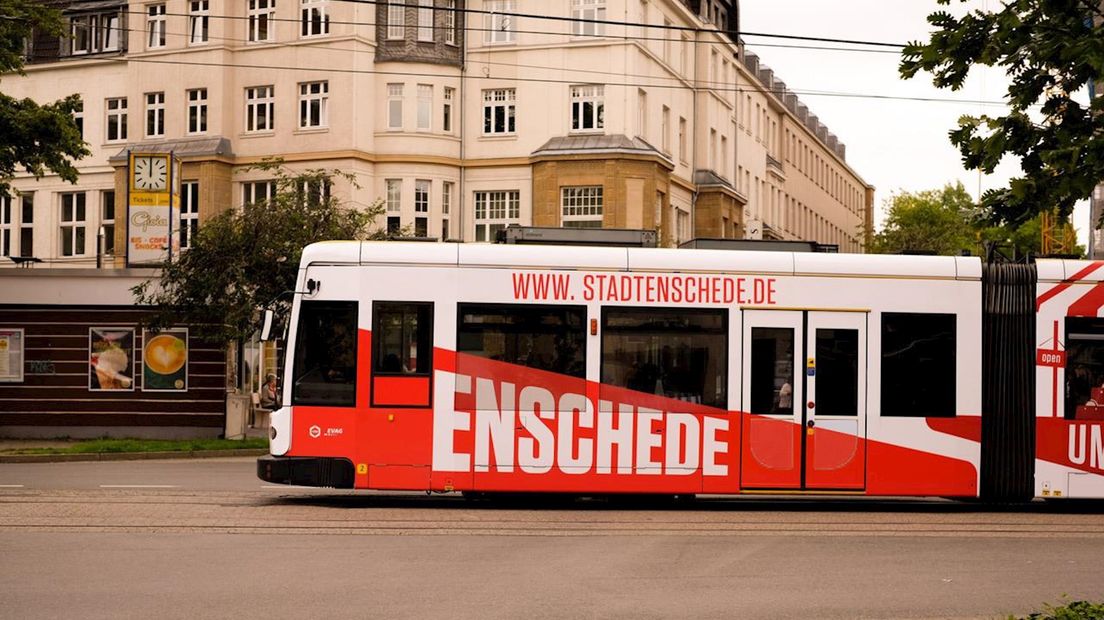Roodwitte Enschedetram rijdt rond in Essen