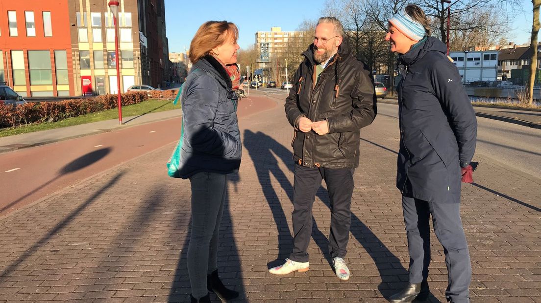 Ellie Eggengoor (VVD), Tom Verhoeve (D66) en Clarion Wegerif (Fietsersbond) in gesprek