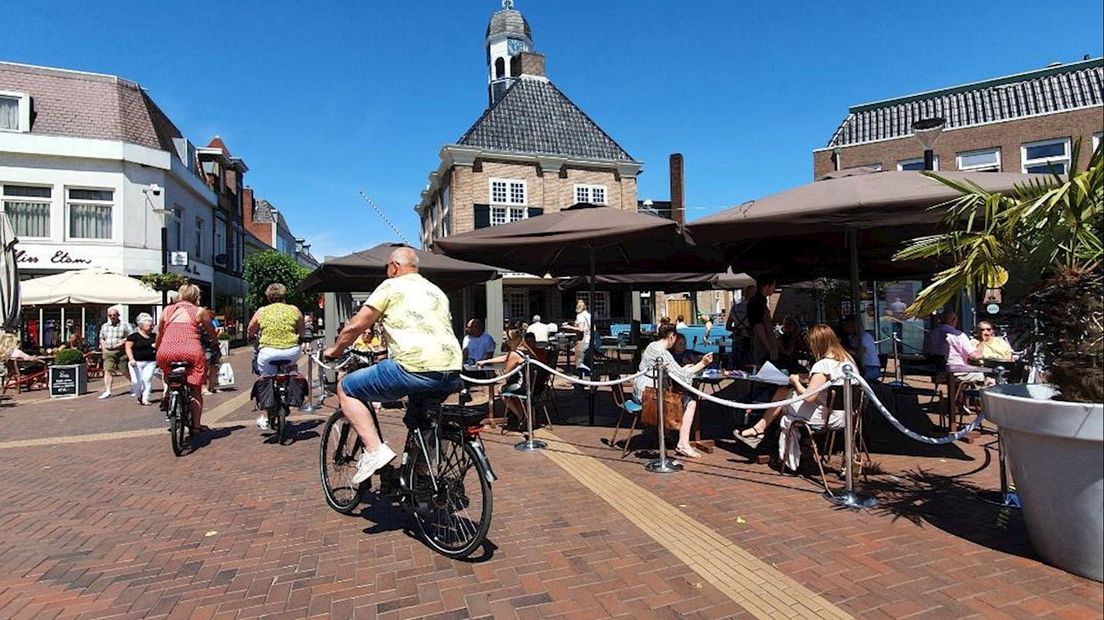 Veiligheidsregio's IJsselland en Twente dik tevreden over eerste terrasdag: "Krijg hier warm hart van"