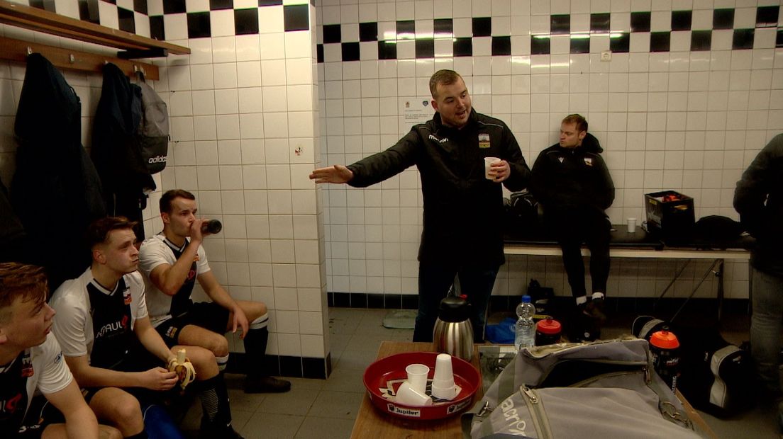 'Goed genoeg is oud genoeg', trainer De Waal (28) jonger dan zijn spelers - Omroep Zeeland