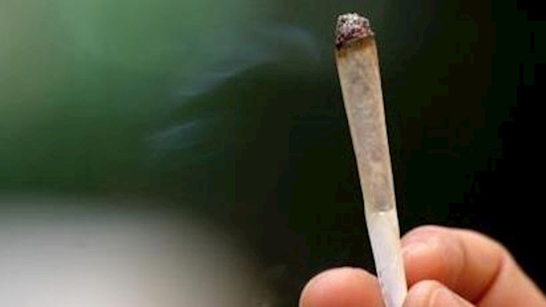 Automobilist rookte een joint