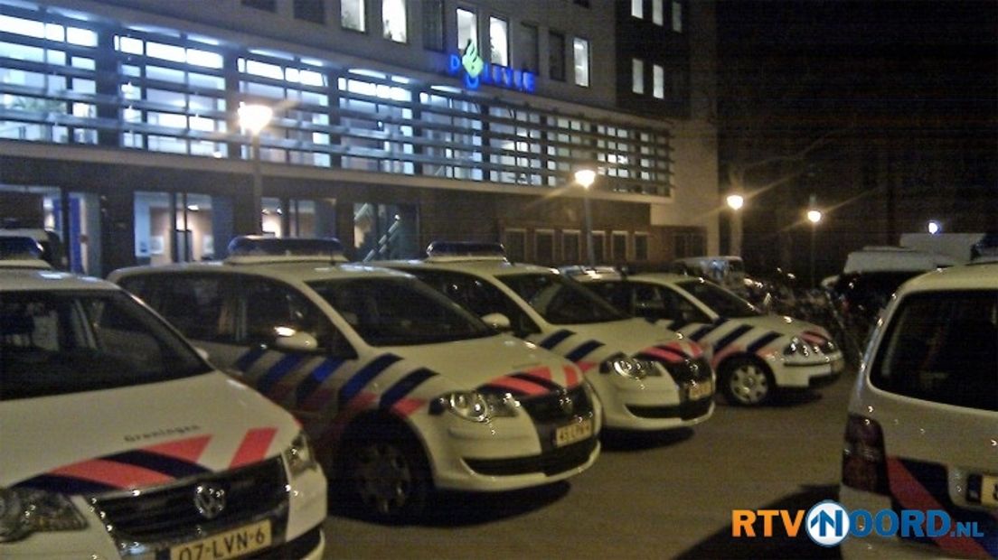 Agenten verzamelen zich bij het politiebureau