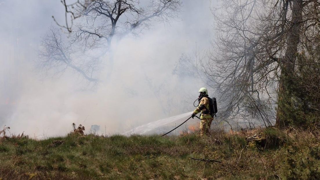 Brandweer blust brand in natuurgebied