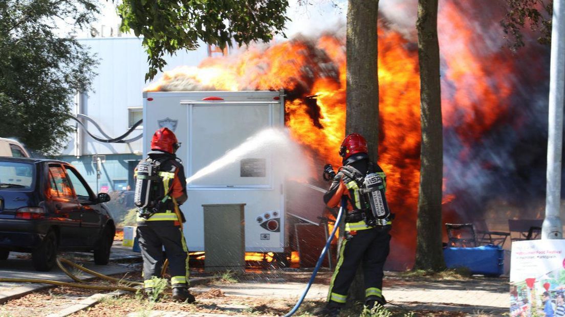 De oude kraam van Patrick en Saskia Gen, toen het in de brand stond.