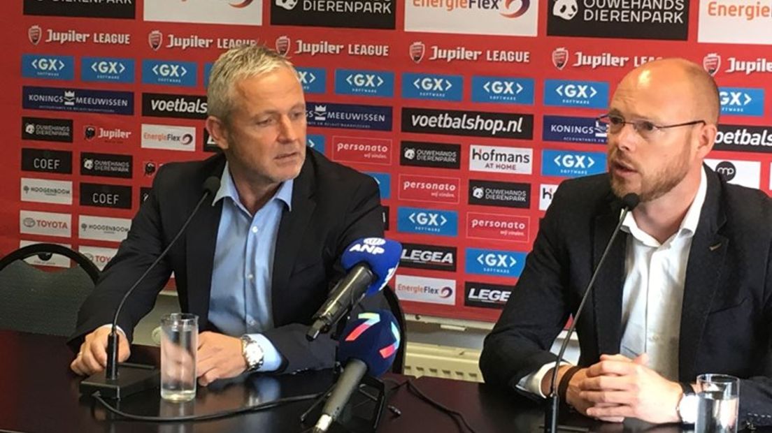 Remco Oversier met links naast hem NEC-trainer Jack de Gier