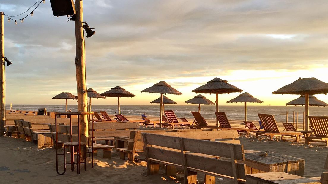 Parasols bij de strandtent
