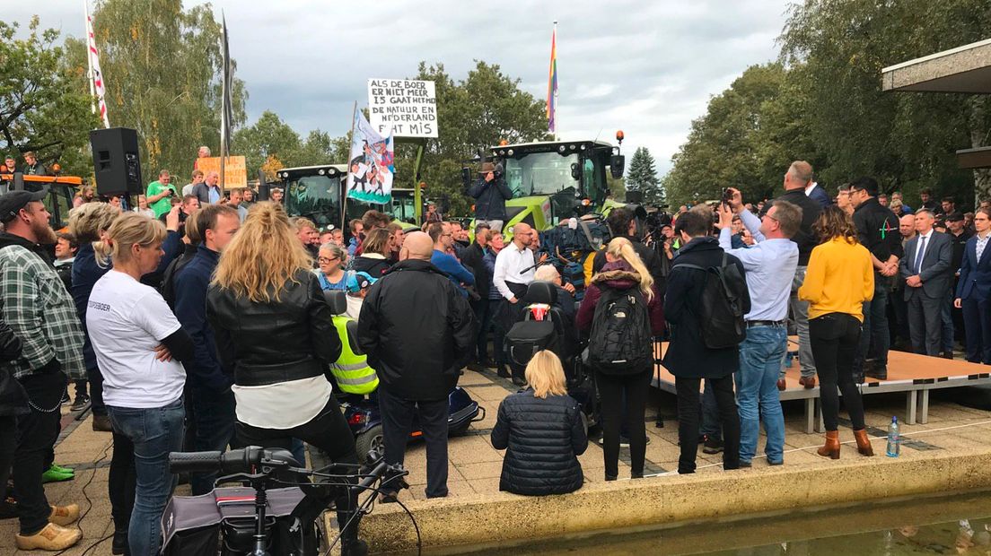 Duizend boeren protesteren bij provinciehuis (Rechten: RTV Drenthe)