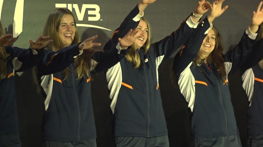 De volleybaldames vierden feest in Apeldoorn.