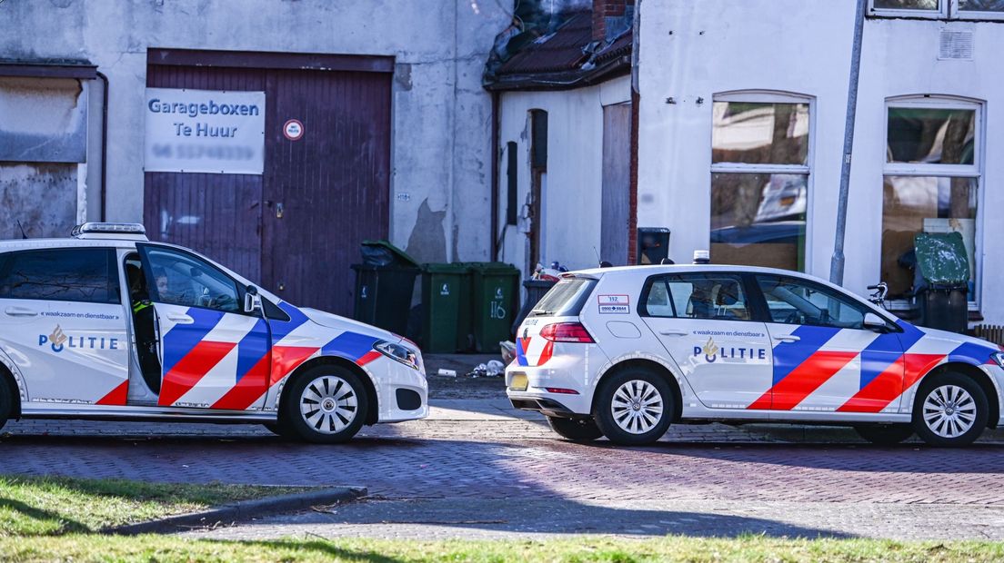 Politiewagens ter plaatse na de steekpartij in Sappemeer