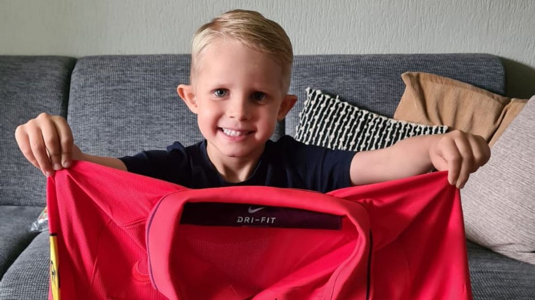 Aiden samen met het shirt dat hij kreeg van de grensrechter