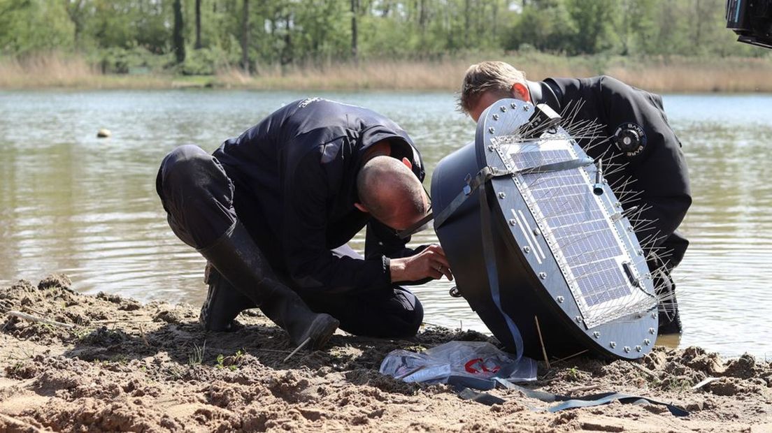 Blauwalgonderzoeker Dedmer van de Waal sleutelt aan de blauwalgboei